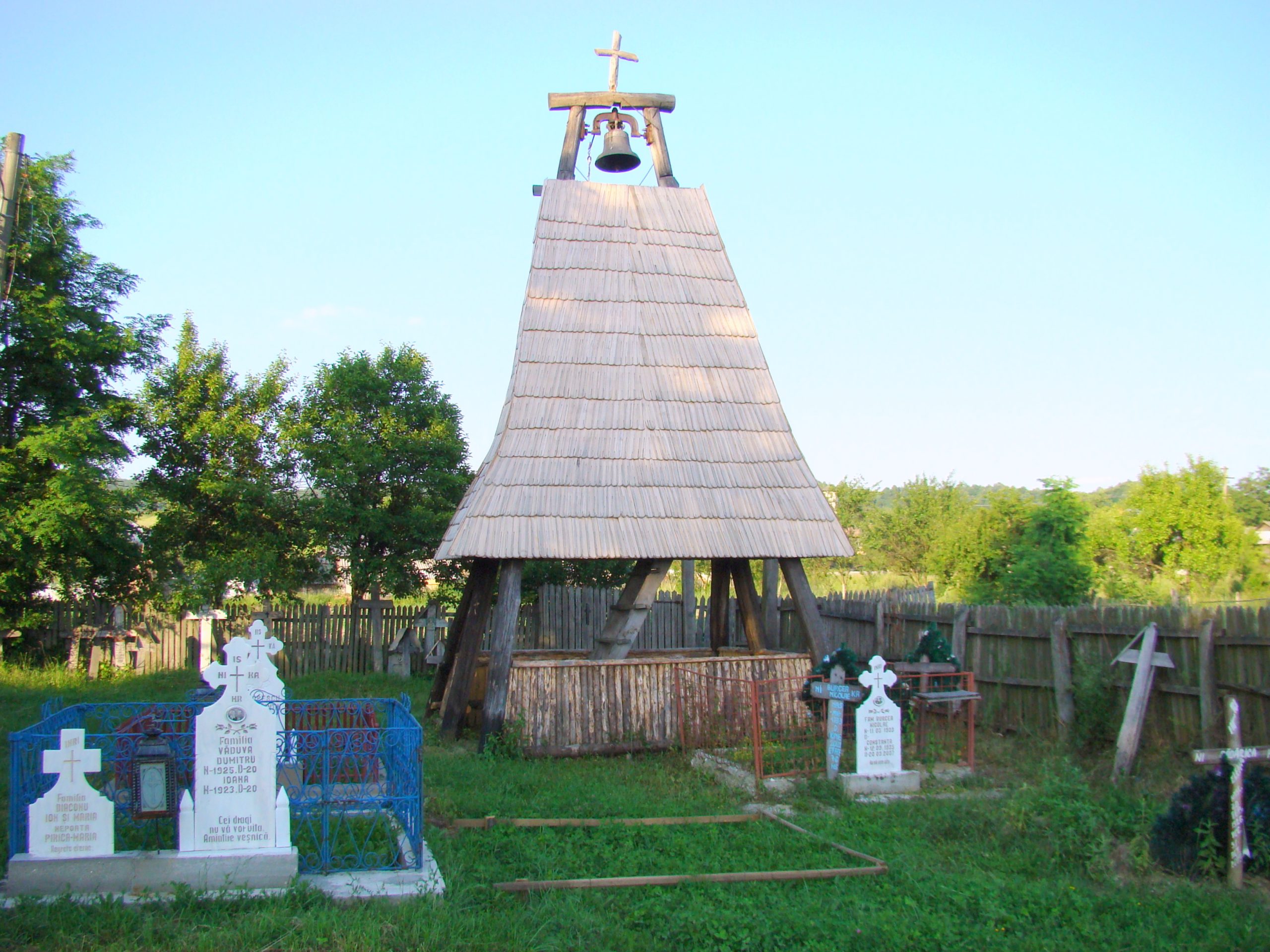 Biserica de lemn Cuvioasa Paraschiva - imprejurimi