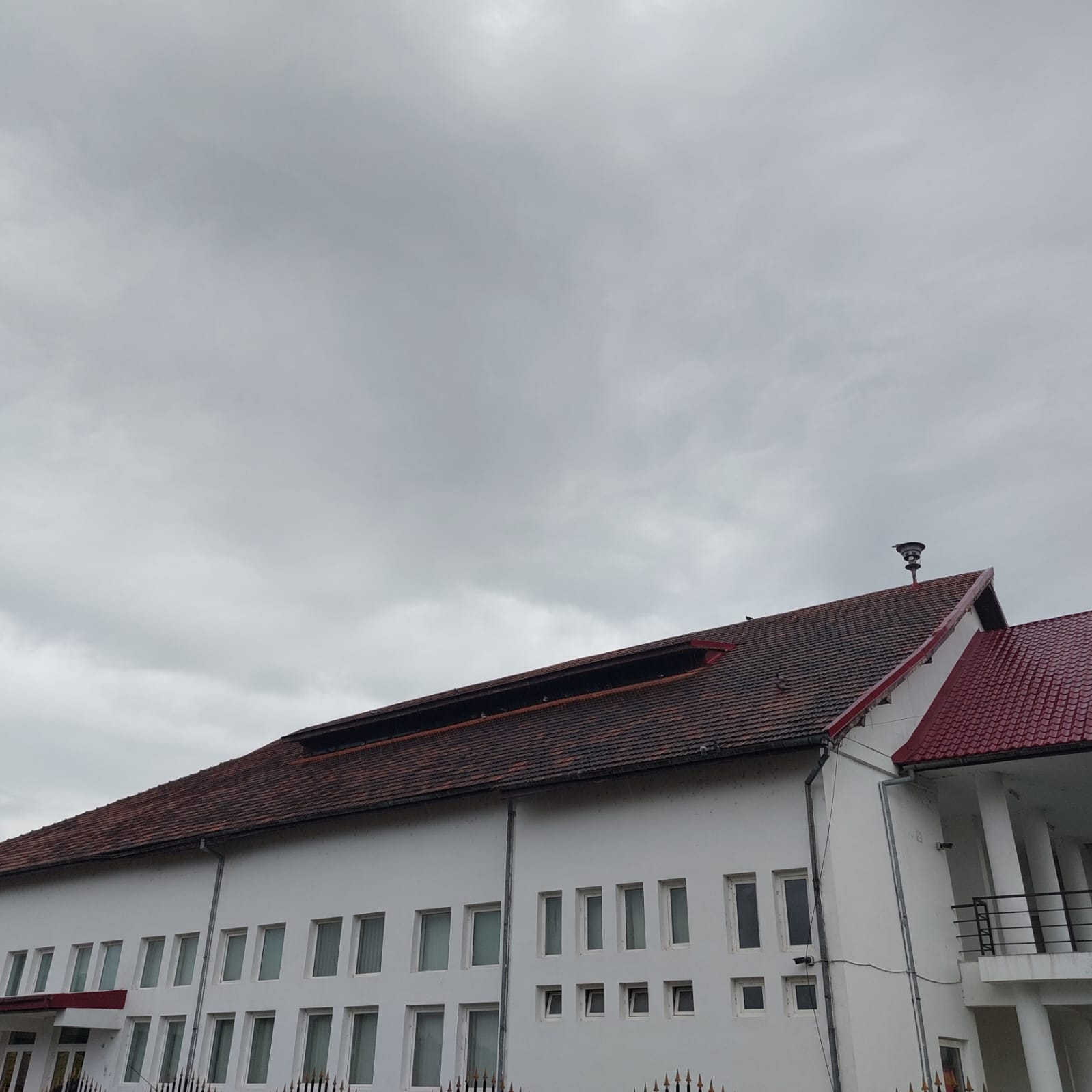 Fațada Căminului Cultural Ulmetu — fără termosistem
