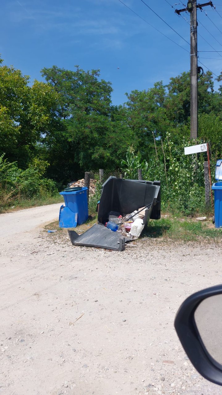 Container spart si gunoi imprastiat la intersectia strazilor Parvulesti si Bratita din Copaceni