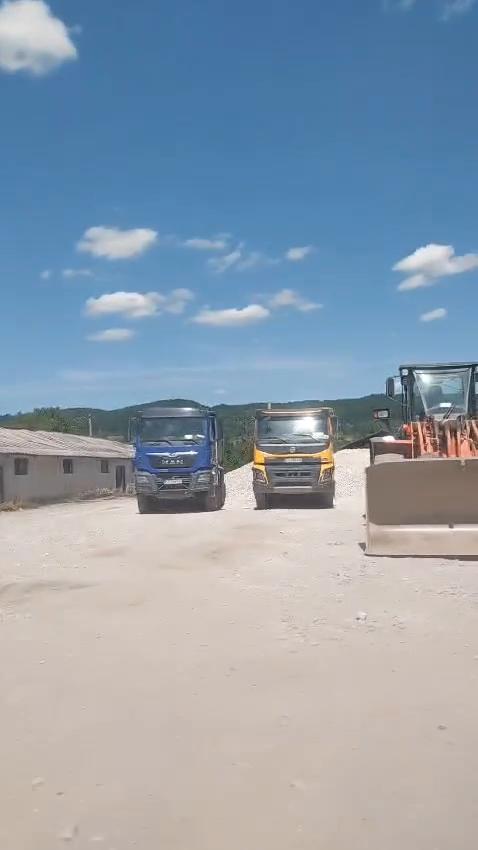 Autobasculante și mormane de pământ lângă case: e terenul primăriei, cine a aprobat baza de utilaje și cât a încasat comuna?