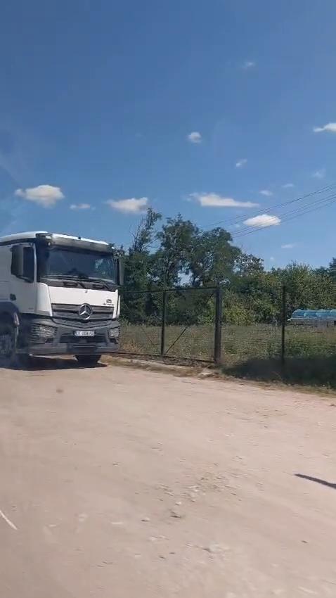 Autobasculantă la intrarea pe platformă, drum de pământ, în comuna Copăceni